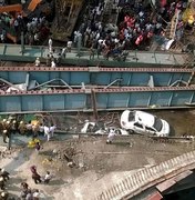 Desabamento de ponte deixa mortos e centena de soterrados na Índia