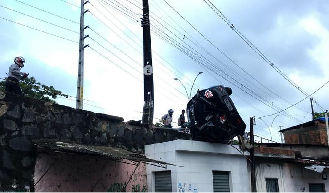 Jovem perde controle de carro e cai em cima de imóvel no Recife