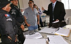 Promotor Luiz Tenório encontra documentos fraudado por funcionários em Monteirópolis, Sertão de Alagoas.