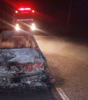 Carro com placa de Batalha pega fogo na AL - 120, em Jaramataia