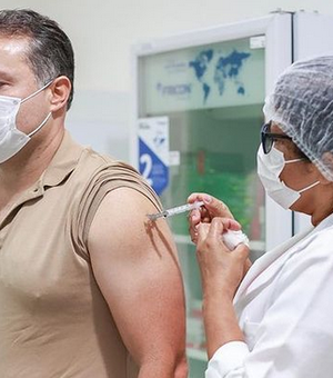 Renan Filho toma vacina contra a covid-19