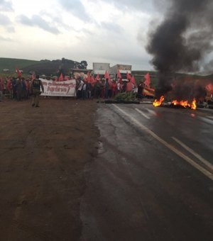 Integrantes da Liga dos Camponeses realizam manifestação e interditam BR-101
