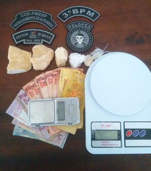 Homem é preso com crack, dinheiro e balanças de precisão em Arapiraca
