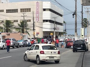 Rua Barão de Anadia é bloqueada durante protesto de taxistas no Centro