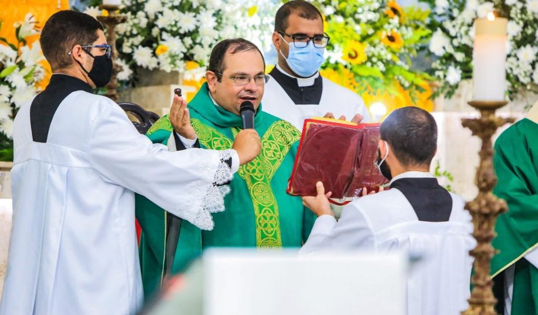 Diocese de Penedo convoca comunidade para momento de oração pela saúde do Padre Samuel