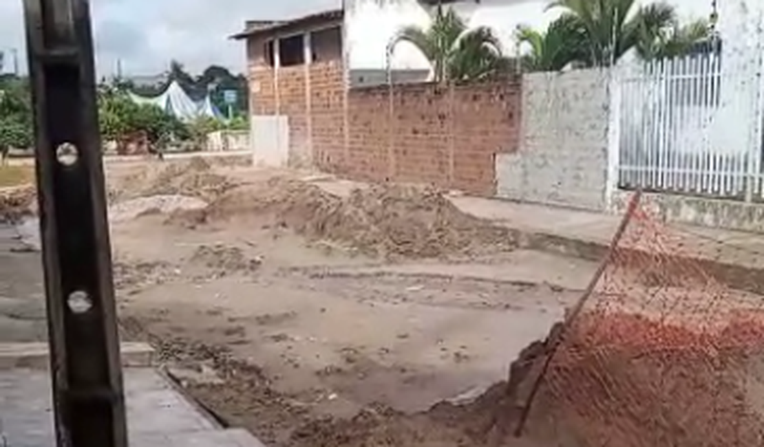 [Vídeo] Demora em obra de calçamento causa transtorno para moradores do bairro Caititus, em Arapiraca