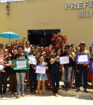Servidores municipais realizam manifestação contra atraso de salários