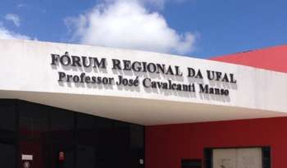 Reeducando é preso após quebrar porta de fórum na Ufal