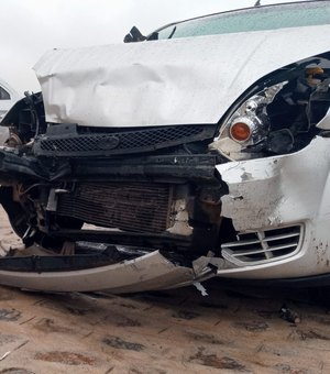 [Vídeo] Acidente entre dois carros de passeio é registrado na AL 110 , em Arapiraca