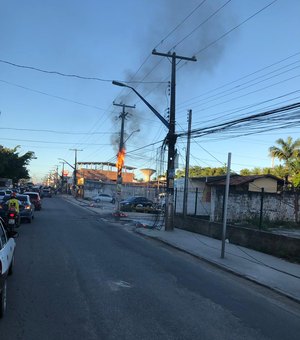 Bombeiros são acionados para incêndio em poste no Benedito Bentes 