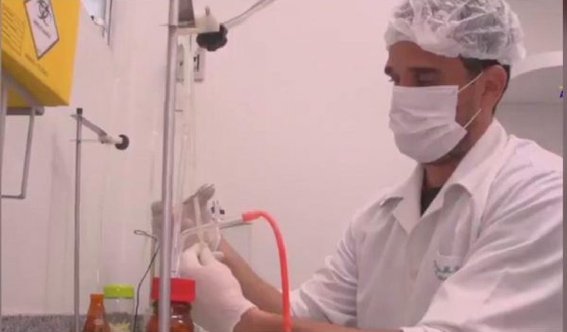 Agosto dourado: farmacêutico analisa leite doado para atingir padrão ouro