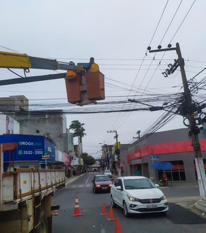 Semáforos da Rua Estudante José de Oliveira Leite em Arapiraca são retirados para manutenção informa SMTT