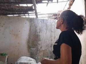 [Vídeo] Dona de casa de Arapiraca faz apelo para reconstruir telhado de residência no bairro Primavera