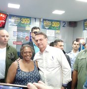 Sem agenda, Bolsonaro vai a lotérica para fazer apostas na Mega da Virada