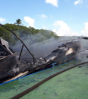 Lancha pega fogo na marina do Condomínio Laguna, em Marechal Deodoro