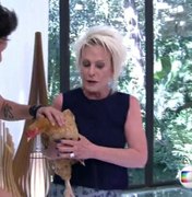 Ana Maria Braga dá galinha de presente para Luiz Felipe e provoca: 'Não vai faltar ovo'