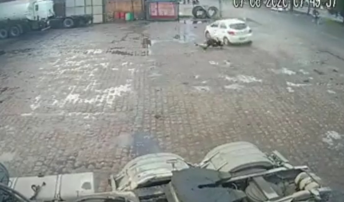 Vídeo: Homem é arremessado por carro e escapa sem ferimentos