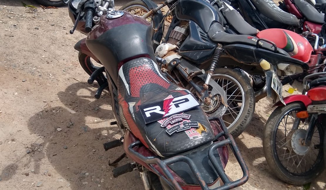 Motocicleta roubada é abandonada na Feira da Troca em Arapiraca