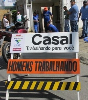 Conserto de rede coletora de esgoto interdita trânsito em rua da Ponta Verde
