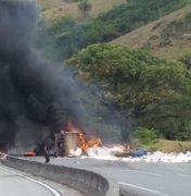 [Vídeo] Carreta com carga de papel tomba e pega fogo na BR-101
