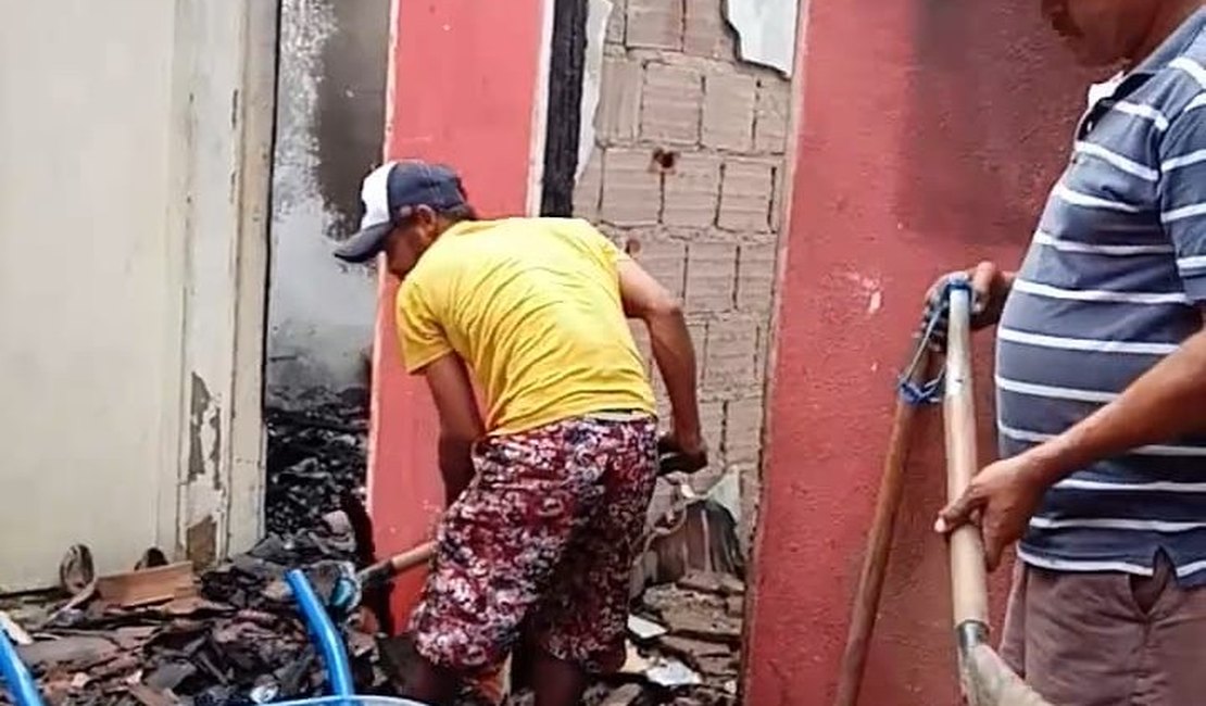 [Vídeo] Mulher que teve a casa incendiada por ex-marido no Brisa do Lago recebe a ajuda de vizinhos