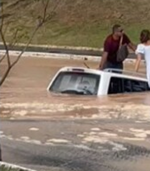 [Vídeo] Carro é engolido por cratera após rompimento de adutora em Salvador