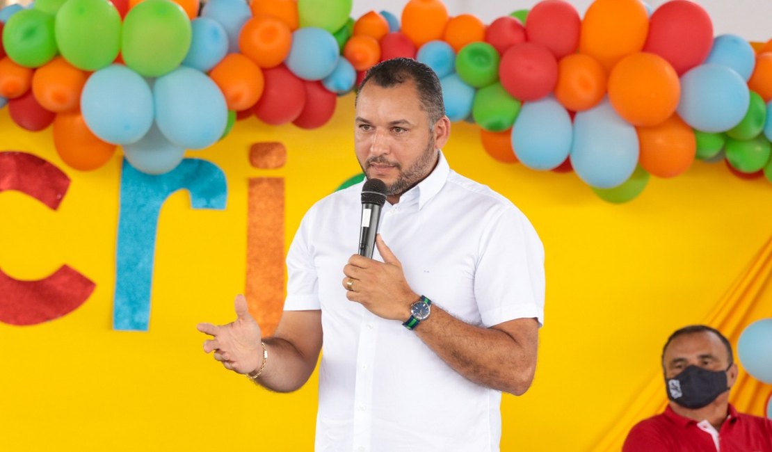 Prefeito de Campestre usa verba do Carnaval para doar cestas básicas