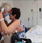 Recuperado da Covid-19, casal de idosos emociona agentes de saúde