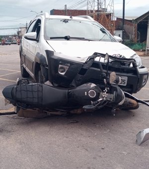 [Vídeo] Motociclista não percebe semáforo vermelho e é atingido por veículo em cruzamento de Arapiraca