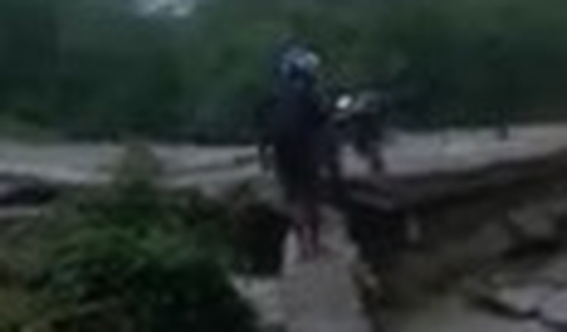 [Vídeo] Ponte de povoado em Girau do Ponciano é destruída pela força da água