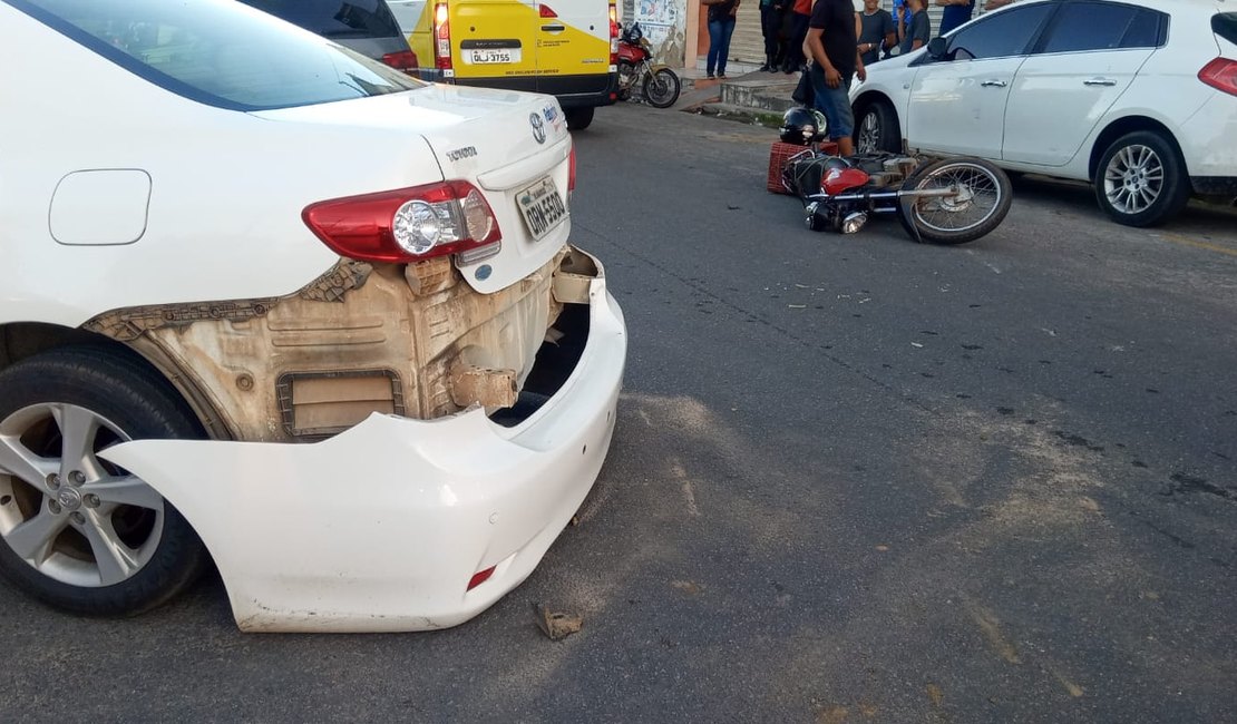 Condutora sai de estacionamento e é atingida por moto em Arapiraca