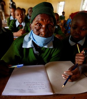 De volta à escola aos 98 anos, queniana dá exemplo para próxima geração