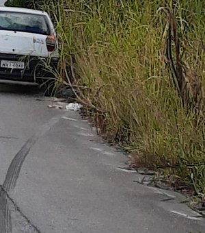 Motorista abandona veículo com licenciamento atrasado ao avistar viatura policial