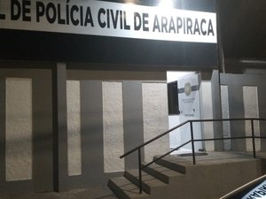 Homem é preso acusado de ameaçar com faca e estuprar a própria filha em Arapiraca