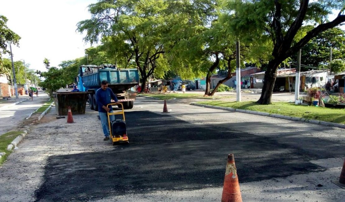 Avenida Senador Rui Palmeira recebe ações da operação tapa-buraco