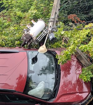 Carro se choca com poste em Japaratinga e danifica rede elétrica