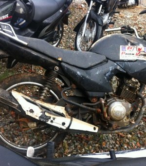Motocicleta roubada foi encontrada dentro de barragem no Agreste