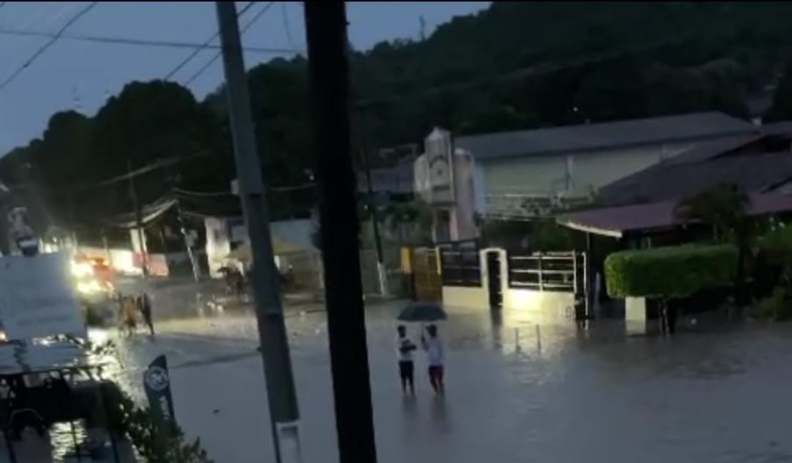[Vídeo] Rios transbordam e água invade residências no distrito de Pindorama, em Coruripe