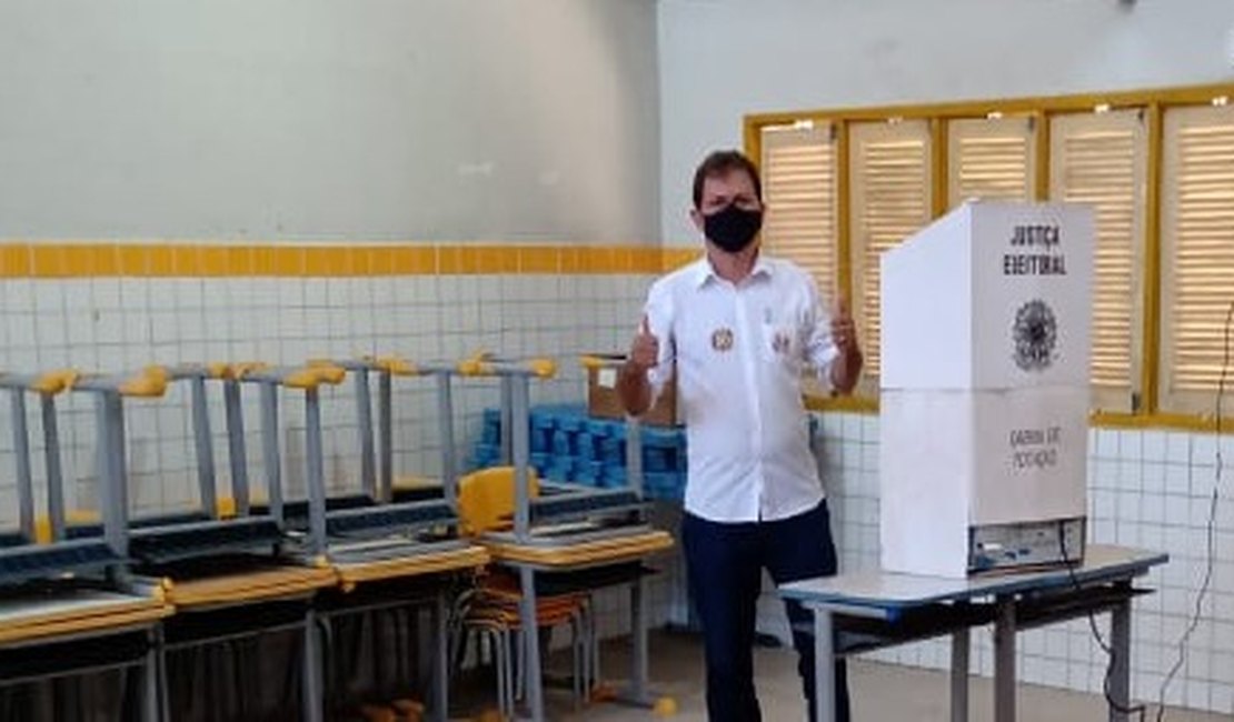 Lindomar Ferreira vota no bairro Primavera e defende geração de empregos, agricultura e valorização do servidor
