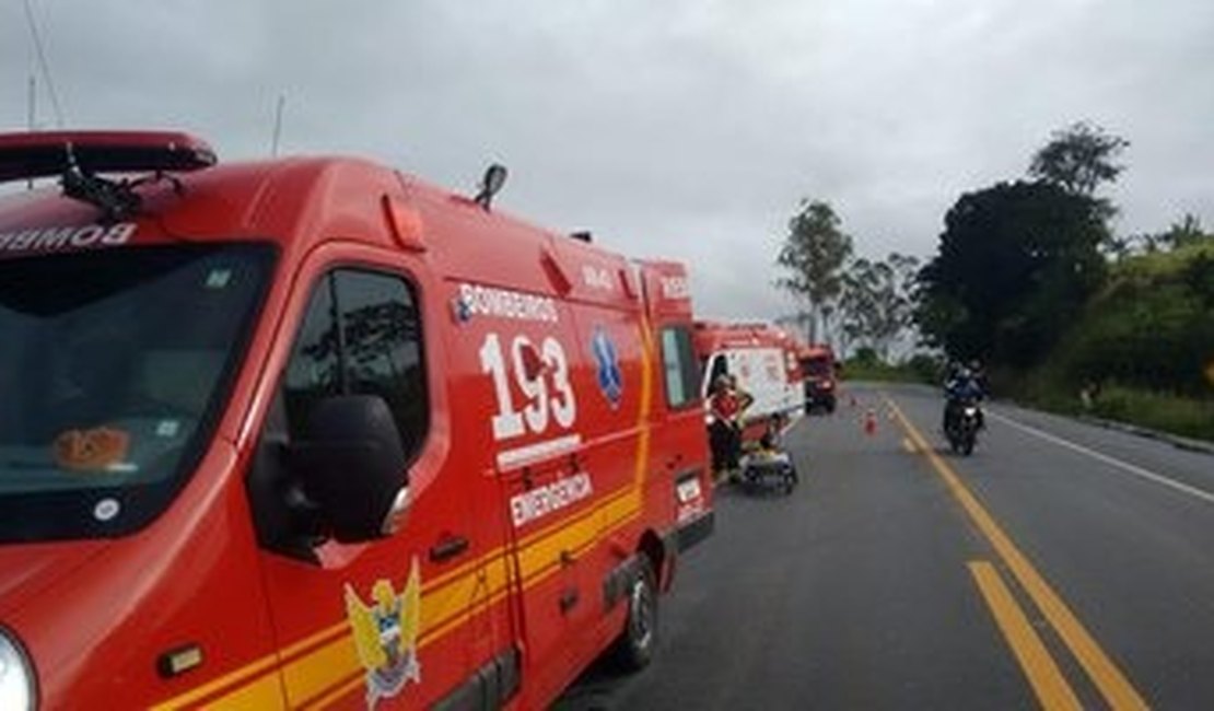 Idosa fica ferida após colisão entre carros no bairro do Poço, em Maceió
