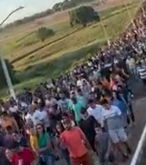 Multidão sobe o Morro Santo da Massaranduba em caminhada penitencial da Sexta-Feira da Paixão