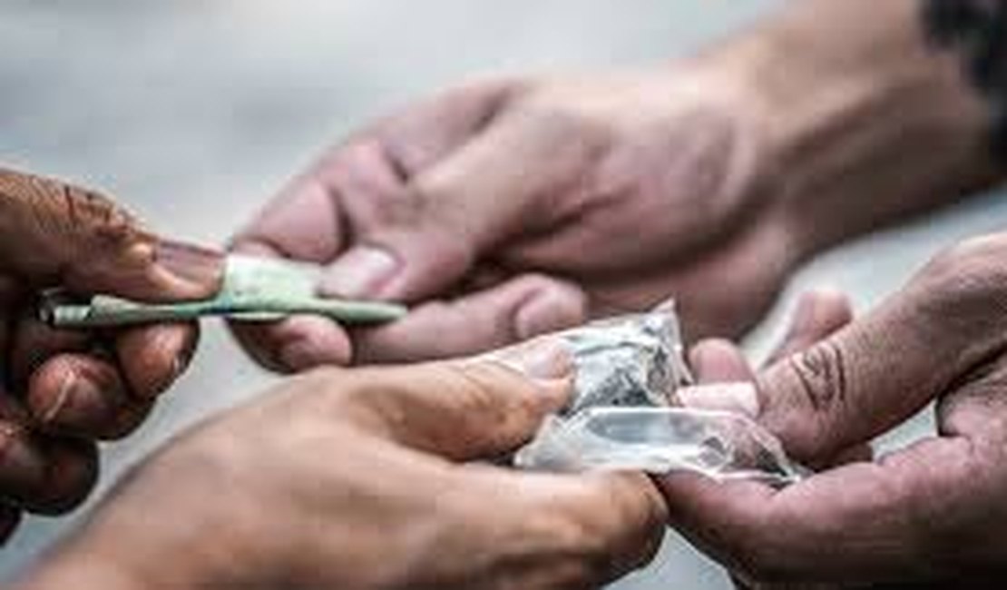 Polícia Militar prende suspeitos de tráfico de drogas na parte baixa Maceió