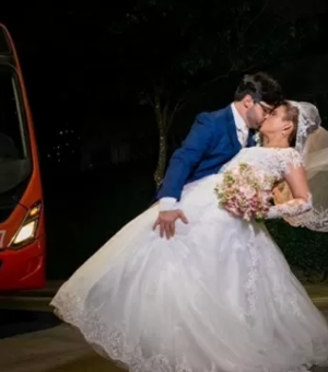 Ganhamos até haters: noiva causa sensação ao chegar de ônibus no casório