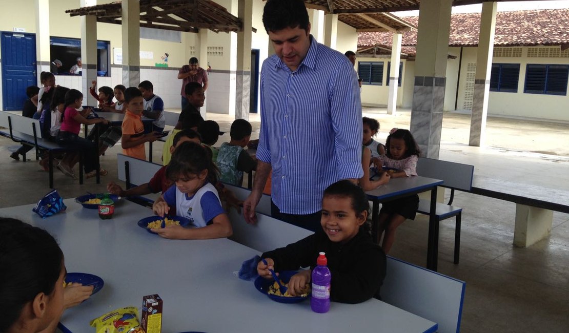 Após reforma, prefeito Rui Palmeira visita escola no Benedito Bentes II