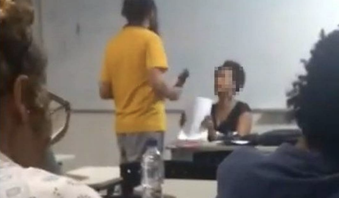 Aluno de federal se recusa a receber material das mãos de professora negra; assista