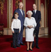 Rainha Elizabeth II posa com herdeiros para celebrar o Ano Novo
