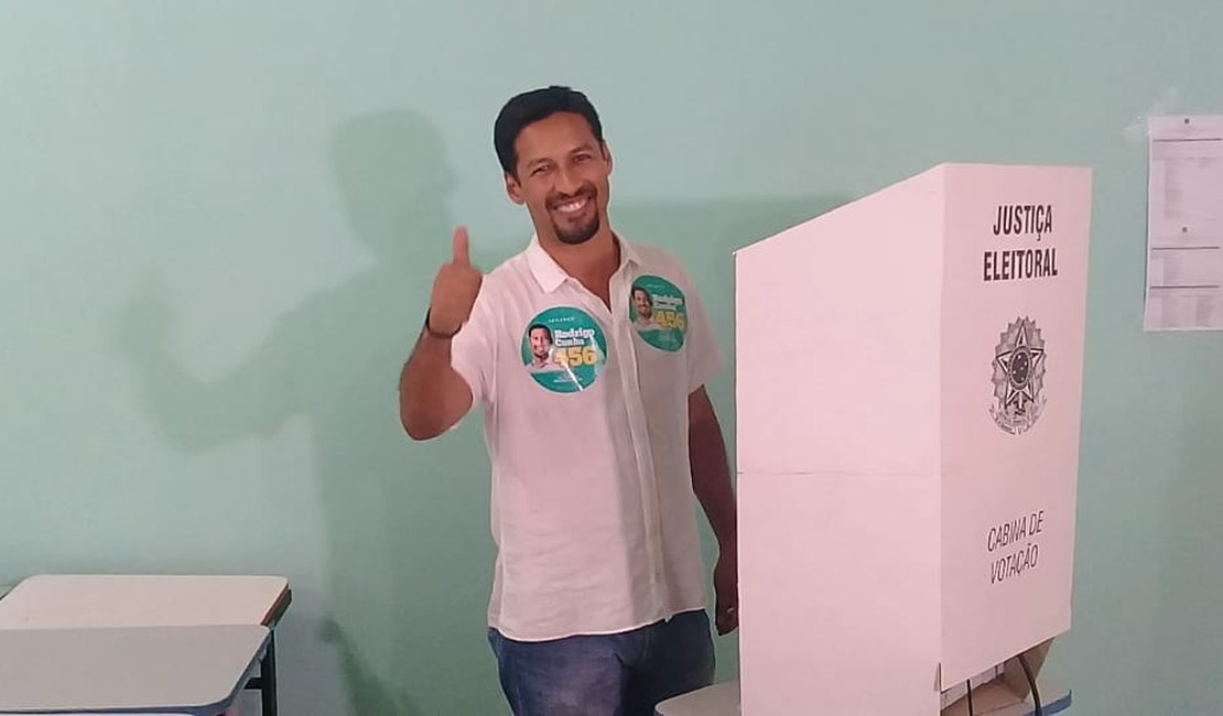 'Alagoas quer respirar diferente', diz Rodrigo Cunha ao votar, em Arapiraca
