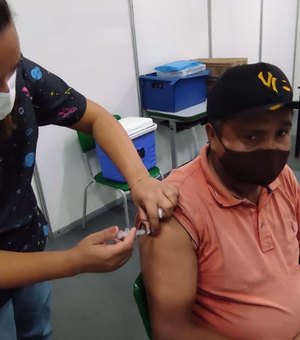 Pessoas de 45 anos são vacinadas contra covid-19 em Maragogi
