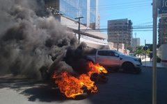 Carro avança barreira em protesto na Ponta Verde