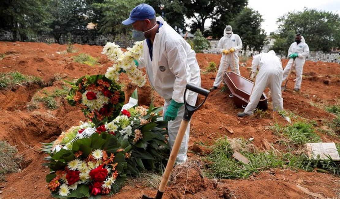 Brasil registra 1.300 mortes por covid-19 nas últimas 24h